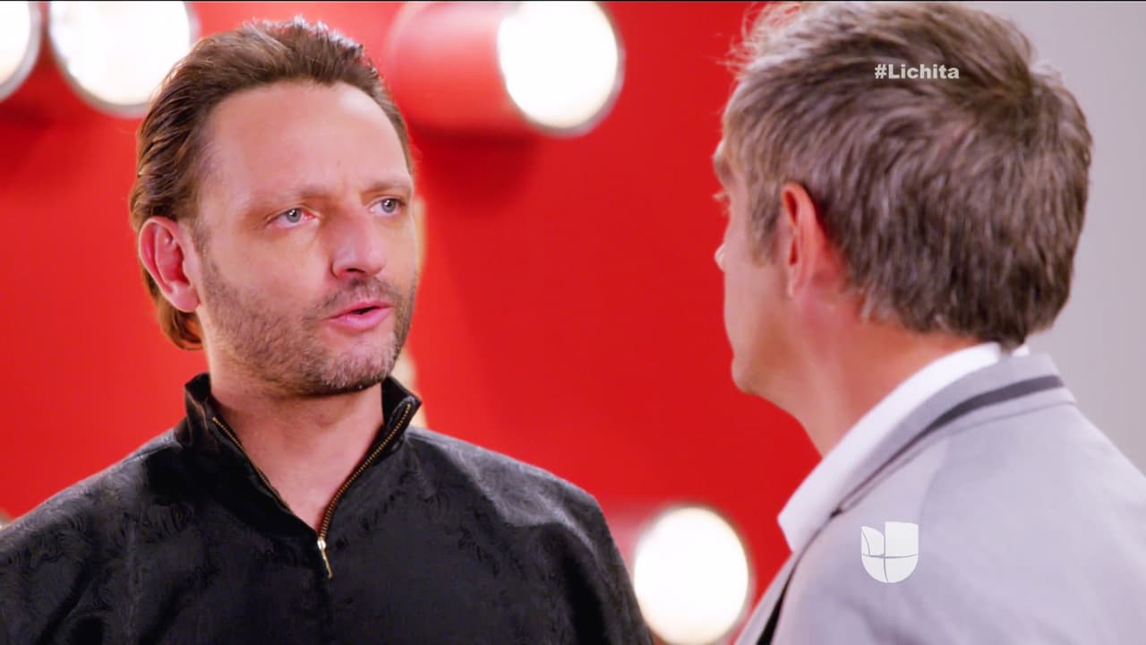 Tú y Elías sospechan que algo raro sucede con don Augusto.