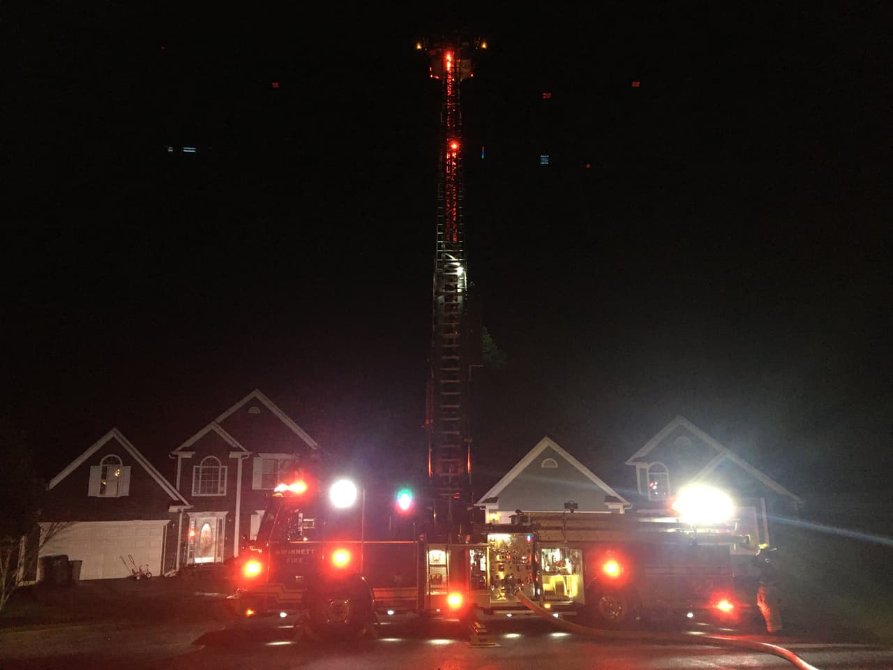Cuando llegaron los bomberos, se registró un incendio junto con varios vagones fuera de la vía del tren. Después de llegar al lugar, los bomberos decidieron evacuar a los residentes que vivían al norte del incidente debido a la preocupación de que se transportaran materiales peligrosos en los vagones. Desde entonces, a los residentes evacuados se les permitió regresar a sus hogares.