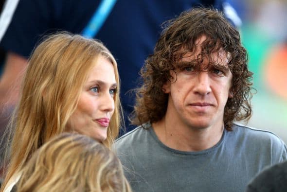 Vanessa Lorenzo y la exestrella de España, Carles Puyol, mirando también desde las tribunas.