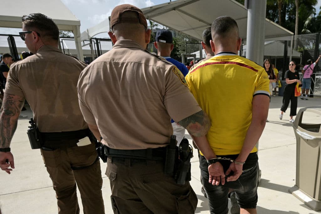 Personal de la seguridad del estadio intervino con fanáticos que no tenían boletos. En Miami, Florida, se calcula que viven más de 
<b>250,000 colombianos</b> y 
<b>100,000 argentinos</b>.
