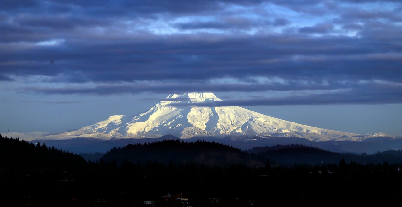 <b>6 -Mount Hood, Oregon. </b>Mount Hood es la segunda montaña más escalada del mundo y la más alta del estado de Oregon. Está coronado por 11 glaciales. Su última erupción fue en 1866 convirtiéndolo en el único de los volcanes de este estado en hacer una erupción en las últimas centurias. En 2016, científicos reportaron más de cinco docenas de temblores alrededor del Mount Hood en un periodo de 24 horas.
