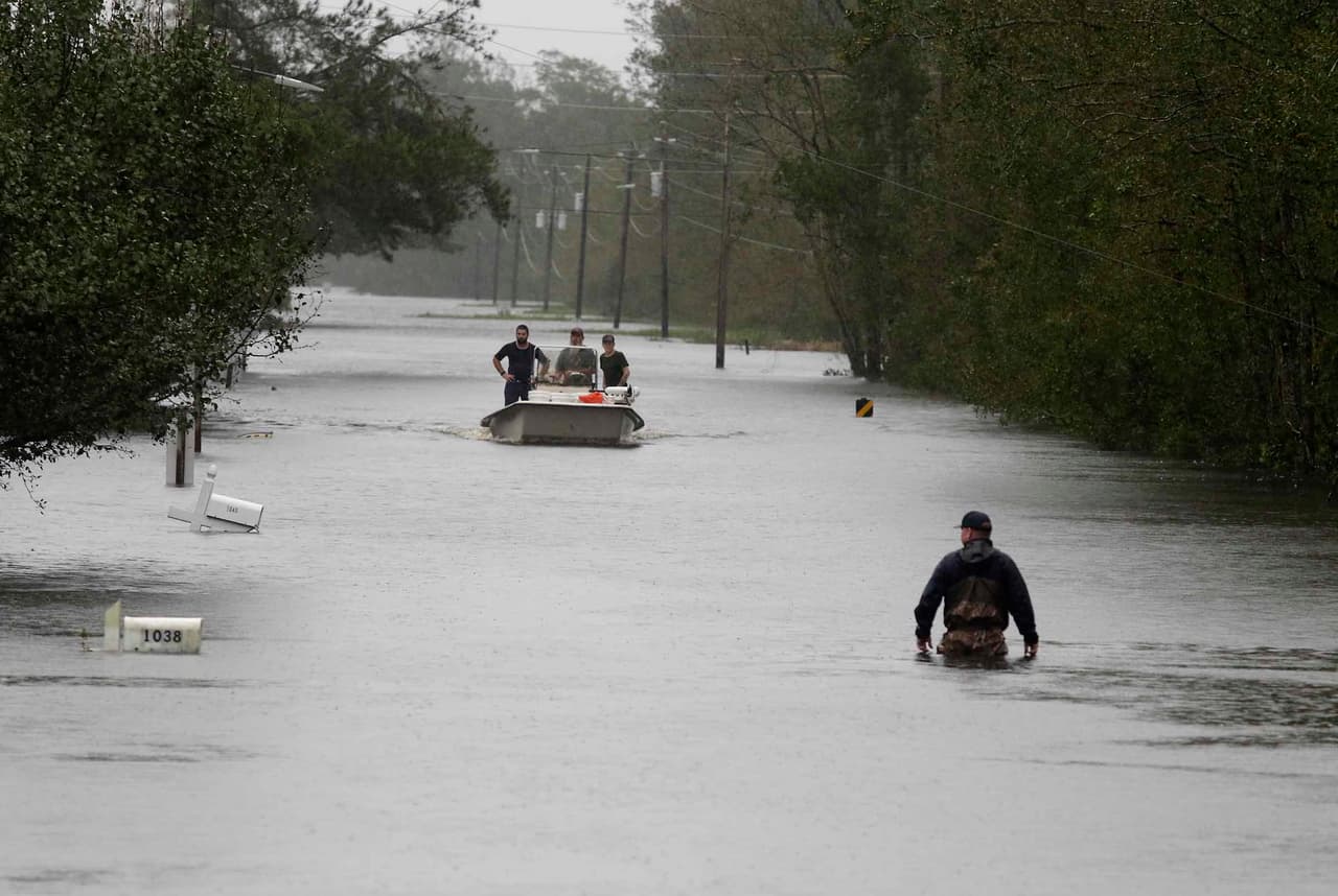 Un miembro de la Guardia Costera explora las viviendas en Mill Creek Road luego de que el fenómeno meteorológico inundó las casas de la comunidad. A medianoche del domingo Florence se movía lento hacia el oeste a unas 3 mph (5 km por hora) con vientos de 35 Mph.