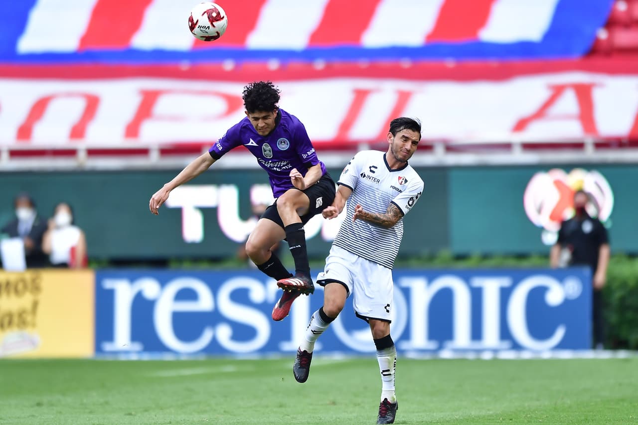 La posesión en el medio campo se comienza a covertir en la pieza clave del ataque de ambos equipos.