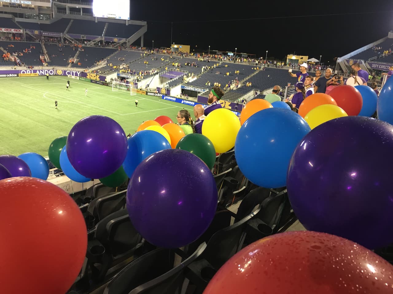Globos de colores honran a las víctimas de Pulse en un partido de fútbol en Orlando el 18 de junio.