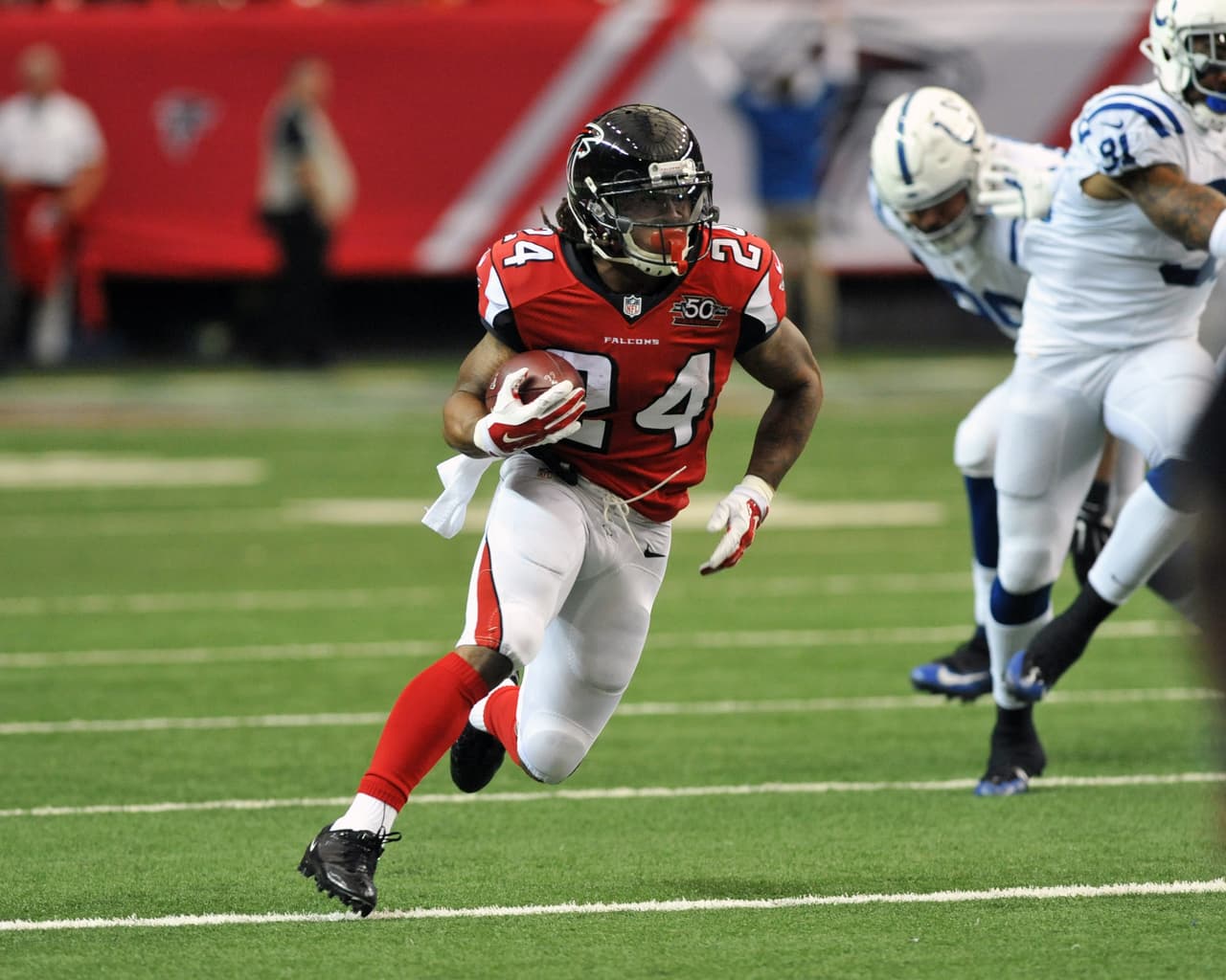 El corredor Devonta Freeman de los Falcons en duda debido a conmoción