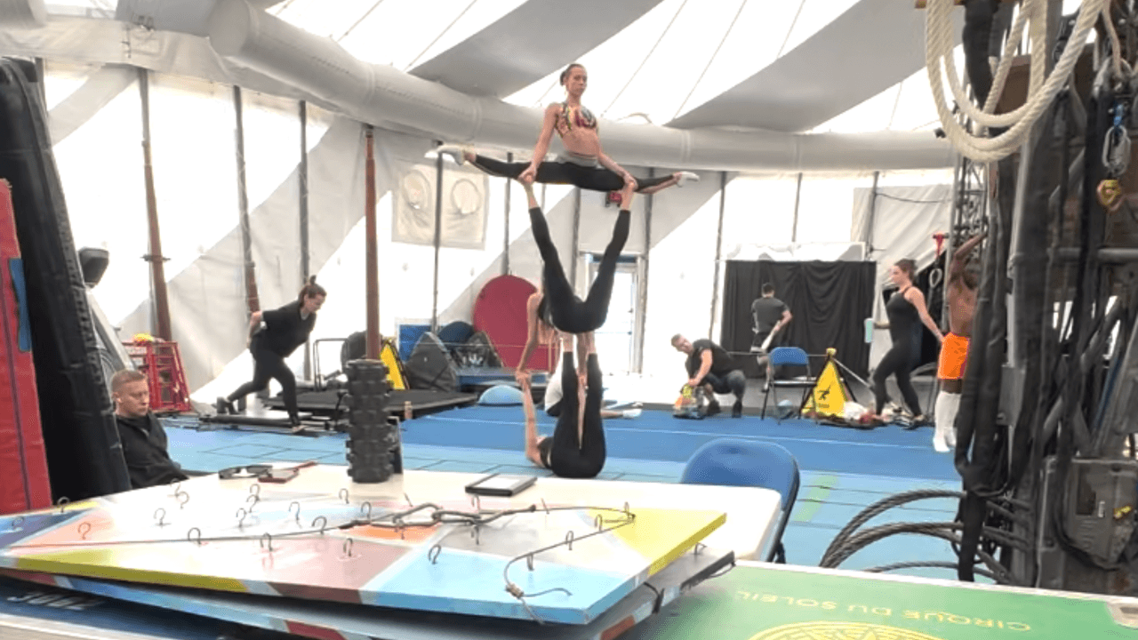 El show Bazzar, de Cirque du Soleil, estará disponible hasta el 3 de diciembre, para que puedas disfrutar de una experiencia auténtica de espectáculos de circo en la Ciudad del Álamo.