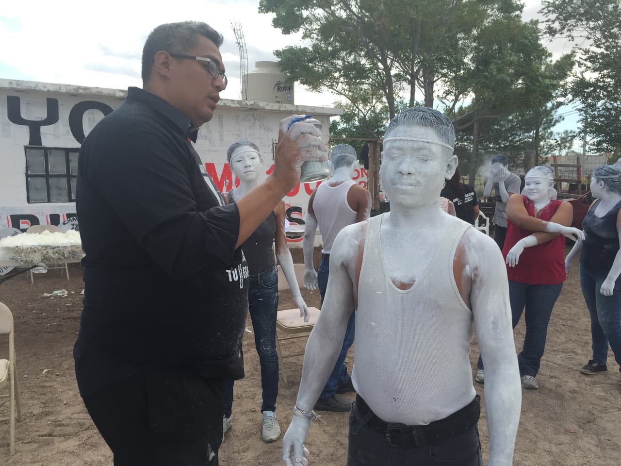 Carlos Margoya es el fundador del grupo. Como periodista, solía cubrir la crónica roja en Ciudad Juárez y se dio cuenta de que era necesario hacer algo más para levantar la voz contra la violencia. Como creyente evangélico, decidió convocar a otros para levantar la voz.