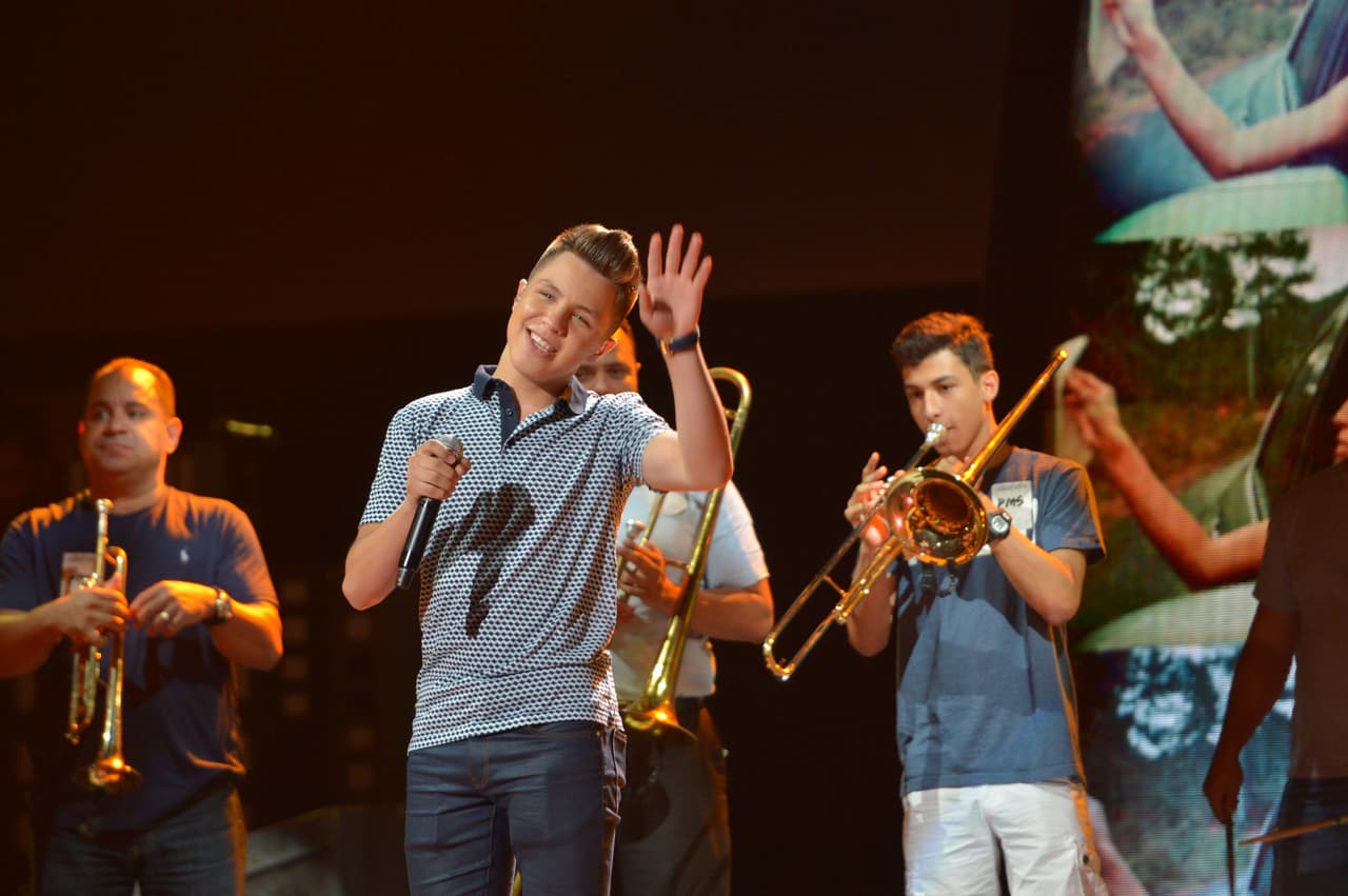 No dejó de saludar a algunas de sus fans que se encontraban en el lugar.