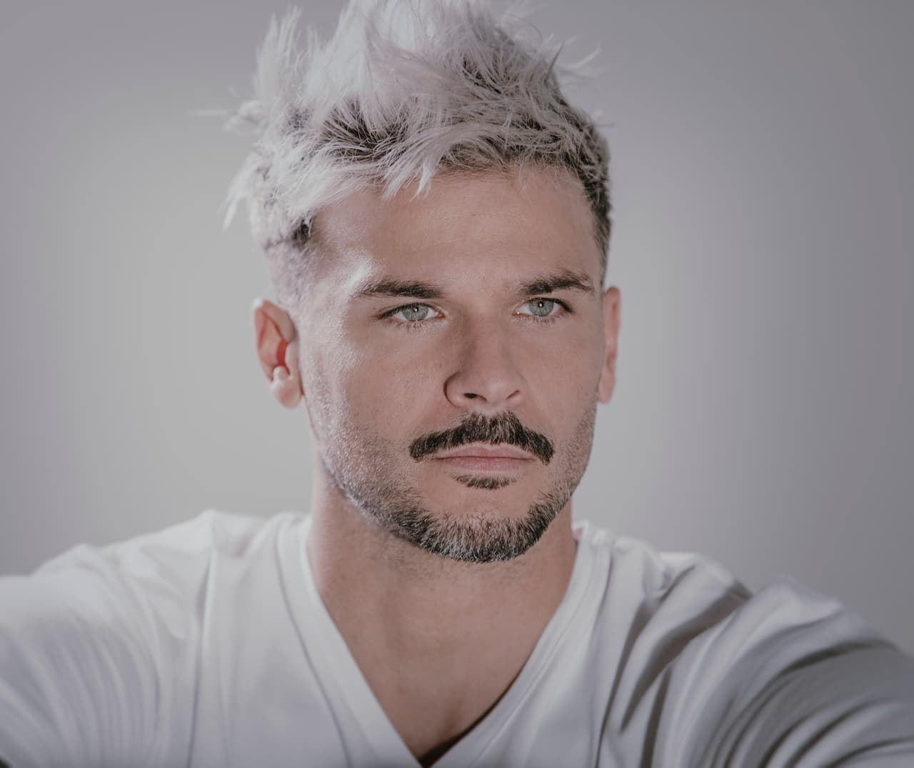 Otro de los nominados en la 19 entrega del Latin GRAMMY es el músico puertorriqueño Pedro Capó, además será otro de los flamantes conductores.
<br>