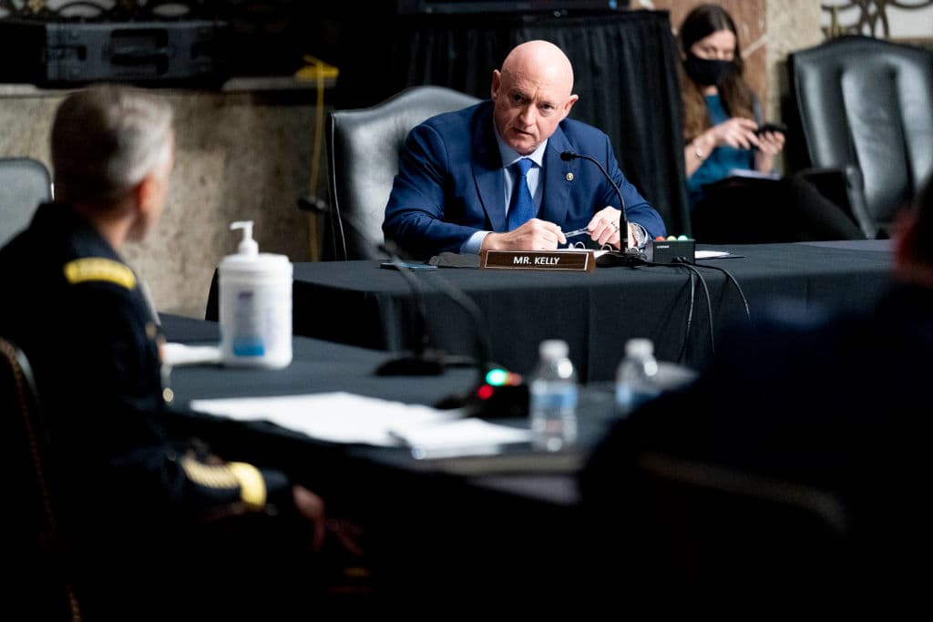 <b>ARIZONA. Escaño demócrata. En peligro. </b>El exastronauta Mark Kelly, quien en 2020 ganó las elecciones especiales para llenar el puesto del fallecido senador republicano John McCain, también busca ganar su primera elección para un término completo en un estado considerado 'péndulo'. Está a la espera de la selección de su contrincante republicano en las primarias de junio.