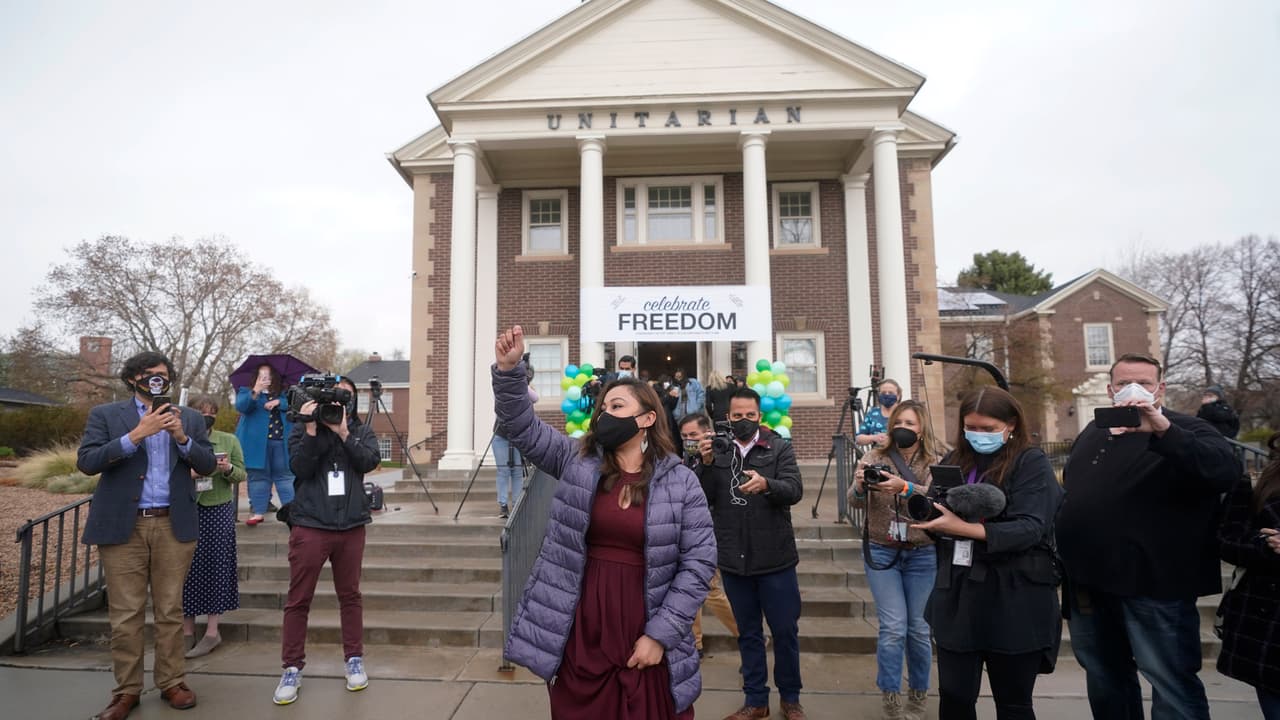 La inmigrante hondureña Vicky Chávez celebra su libertad después de salir de la Primera Iglesia Unitaria por primera vez en 1.168 días.