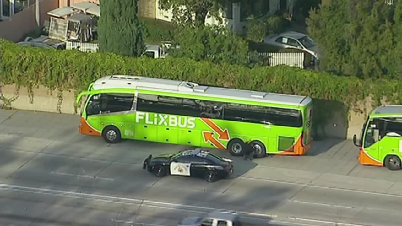 Un lesionado por disparo en autobús ocasiona cierre de autopistas 10 y 405 generando caos vial