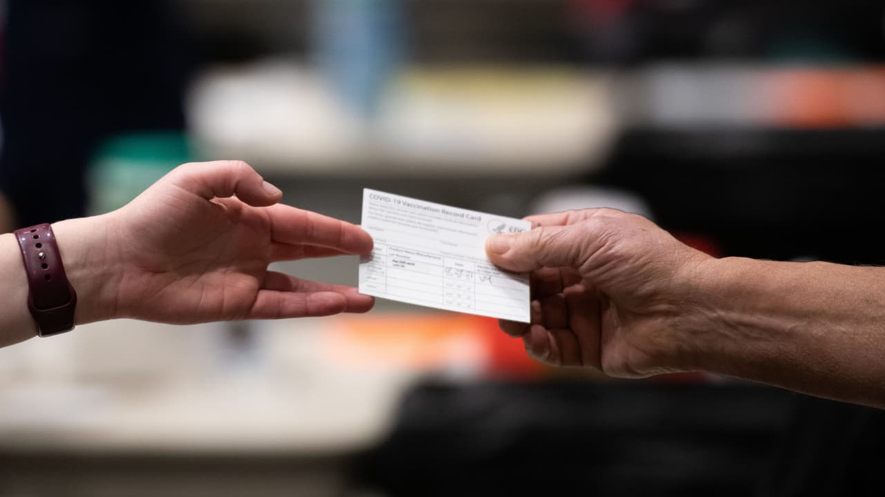 Acusan a dos enfermeras de ganar $1.5 millones falsificando tarjetas de vacunas