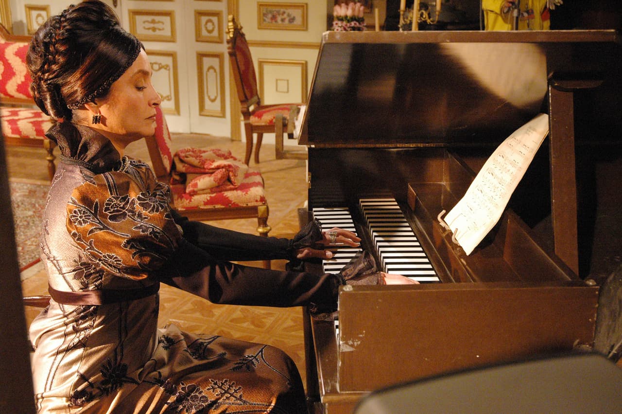 <b>Daniela Romo</b>
<br>la actriz dio vida a Juana Arellano, la malvada madre de Luis. A 16 años del estreno de la novela, la estrella luce casi tan joven como en esos años.