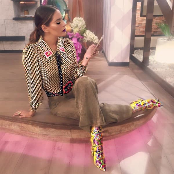 Galilea Montijo siempre tiene un par de zapatos que combinan a la perfección con su atuendo.