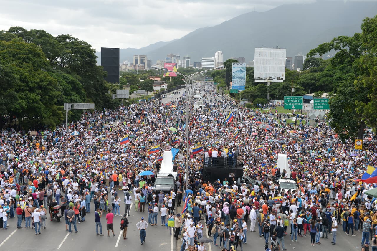 La gente se ha tomado las calles, incluida la autopista más importante de la capital venezolana.
