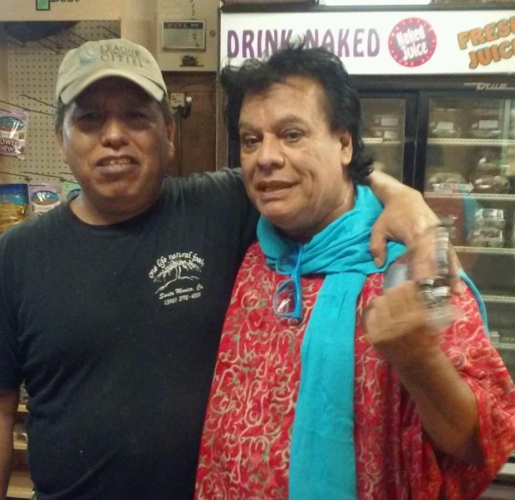 Pedro Marín posaba el jueves con Juan Gabriel en la tienda One Life Natural