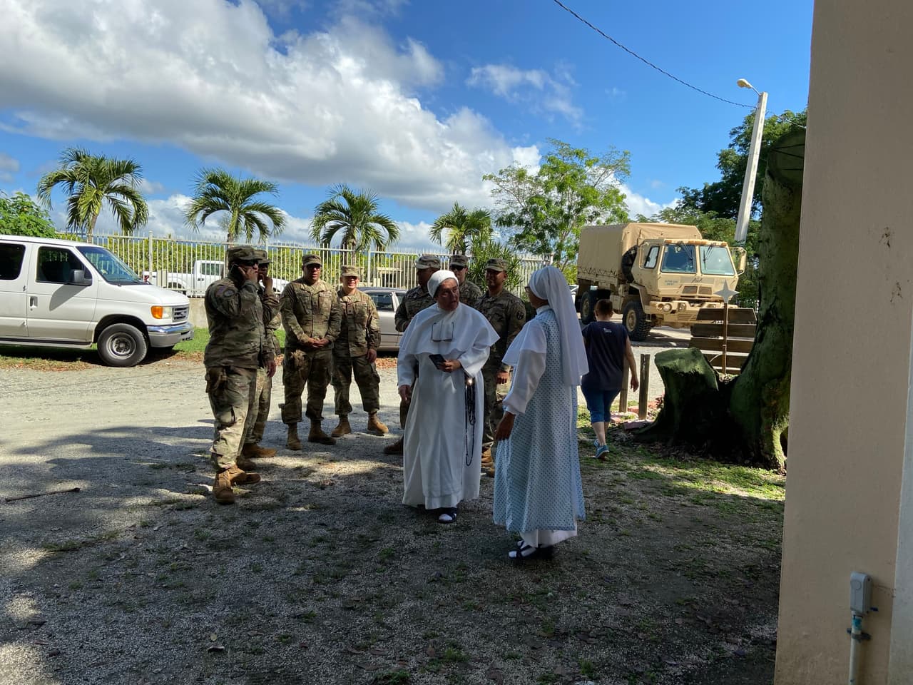 Refugiados en las afueras del Coliseo Mariano “Tito” Rodríguez en Guánica