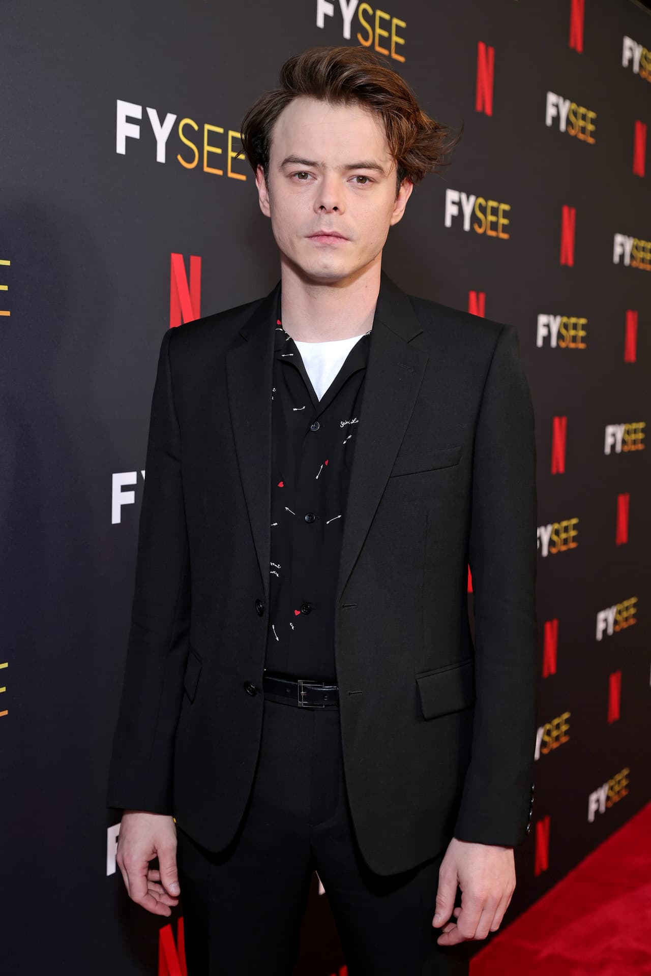 Sin embargo, este aspecto es totalmente ajeno al corte y peinado que Charlie Heaton luce en la vida real.