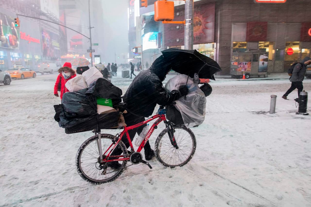 Un hombre empuja su bicicleta en Times Square.
