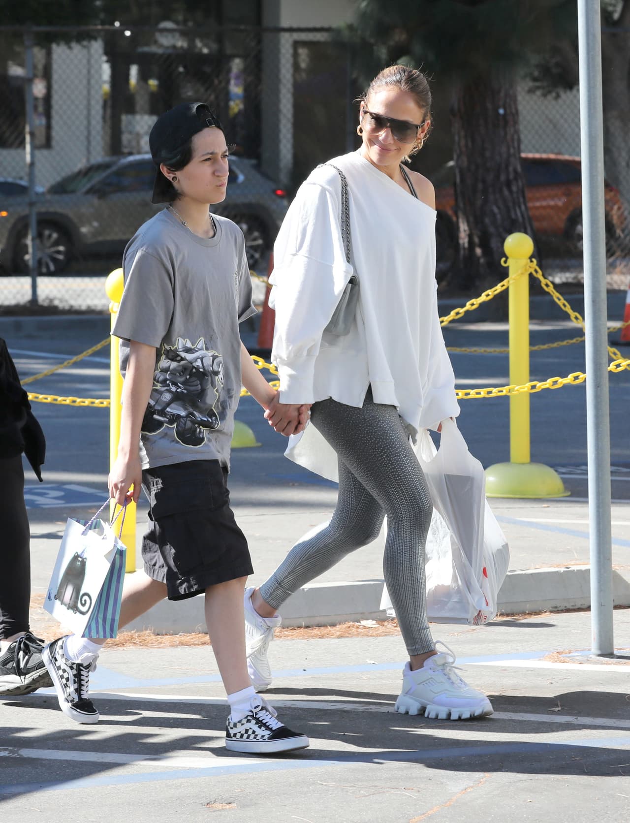 Jennifer López y su hija Emme en un mercado de pulgas de Los Ángeles.