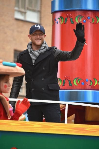 El cantante de country Cole Swindell, estuvo sonriendo durante todo el desfie.