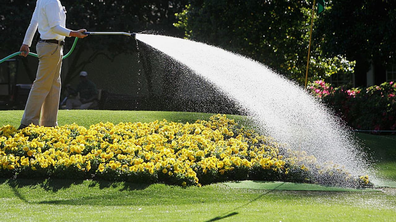 “Solo se podrán regar los jardines de viviendas con números impares los lunes y viernes, mientras que los pares deberán hacerlo los jueves y domingos", dijo a Univision34 Los Ángeles, Martha Rodríguez, miembro del Departamento de Agua y Energía de Los Ángeles. Explicando las nuevas medidas impuestas por el gobierno local con relación a las políticas de ahorro del vital líquido de deben a que "no hay agua" en los principales embalses de la región.