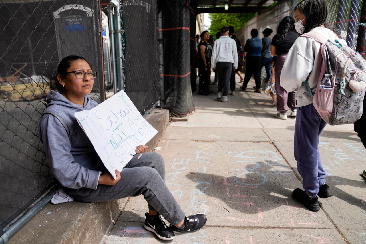 Una mujer protesta a las afueras de la escuela primaria 172 ubicada en Brooklyn.