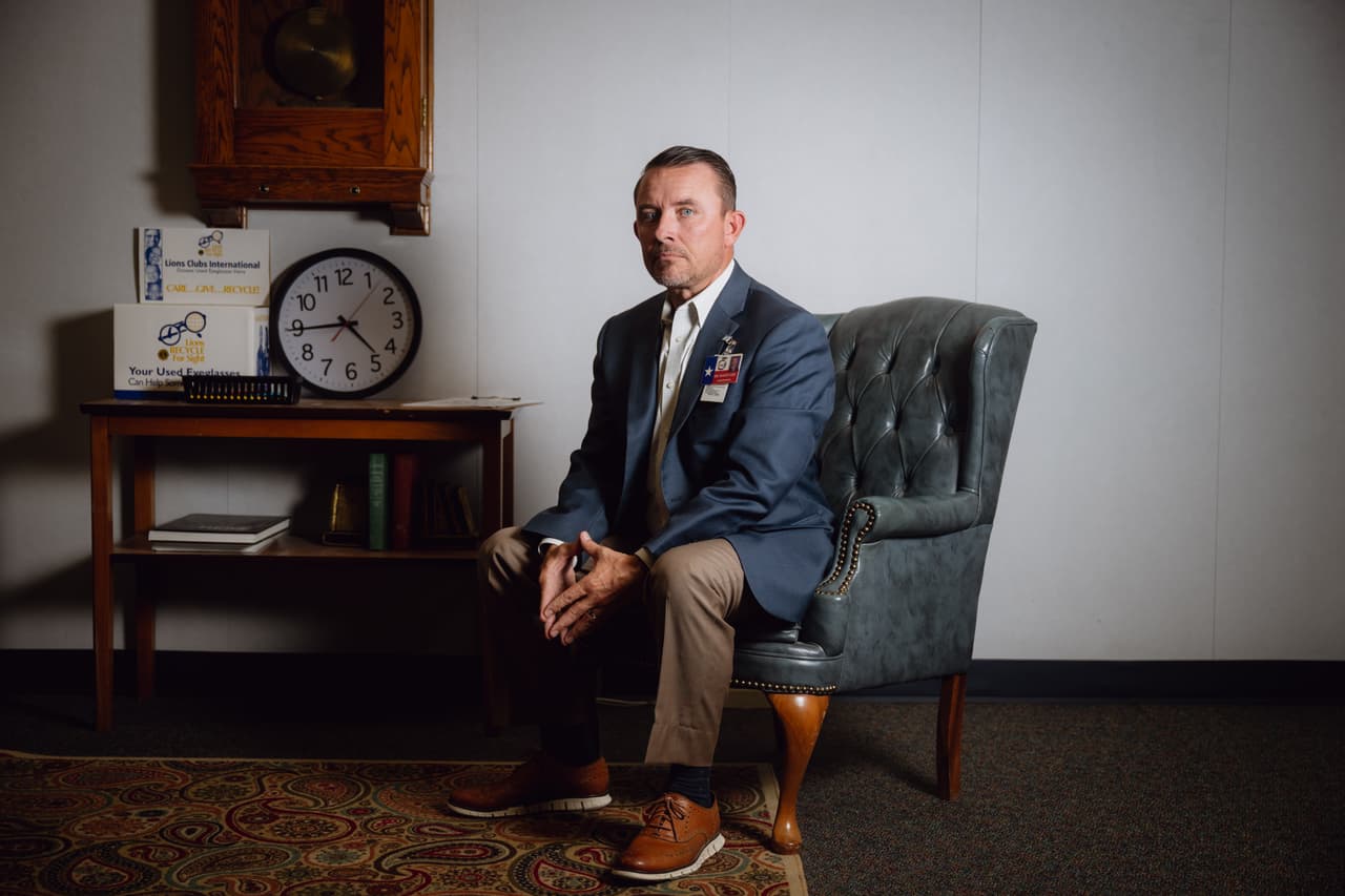 Donny Lee, un superintendente del norte de Texas, dijo que el número de detenciones en su distrito, con 12.000 alumnos, había sido “impresionante” antes de que él llegara. Reestructuró el departamento de policía del distrito tras su contratación en 2022.