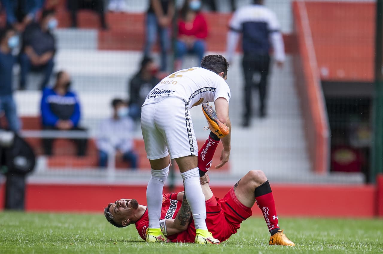 Toluca se impone en su casa 2-1 ante los Pumas de la UNAM, durante las séptima fecha del torneo de Apertura 2021 de la Liga MX. Juan Ignacio Dinneno abrió el marcador al minuto 8' tras cobrar un penal, sin embargo, los 'Diablos Rojos' remontaron con anotaciones de Rubens Sambueza (19') y Alexis Canelo (70').