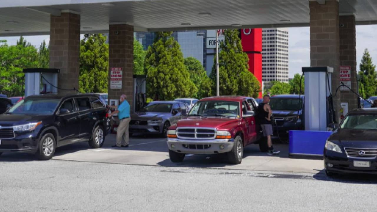 <b>No dejar el auto encendido detenido</b>
<br>Esto se conoce como estacionar en ralentí y provoca un alto consumo de gasolina, por lo que si vas a estar parado por más de 30 segundos, es mejor apagar el automóvil. Tampoco es necesario calentar el auto al encenderlo.