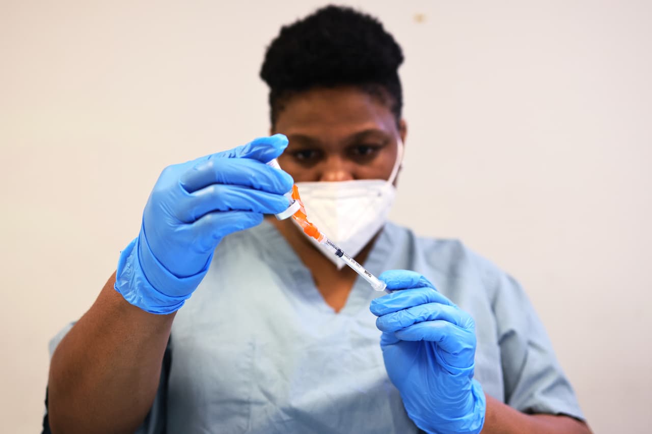 No se recomienda tomar estos medicamentos (paracetamol, ibuprofeno, acetaminofén) antes de la vacunación para evitar los efectos secundarios, porque no se sabe cómo estos medicamentos pueden influir en la efectividad de la vacuna, advierten los CDC.