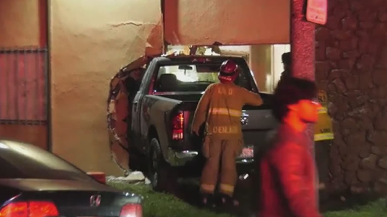 Intensifican la búsqueda de sujeto que chocó una vivienda en Long Beach y mató a un padre y su hija de 3 años