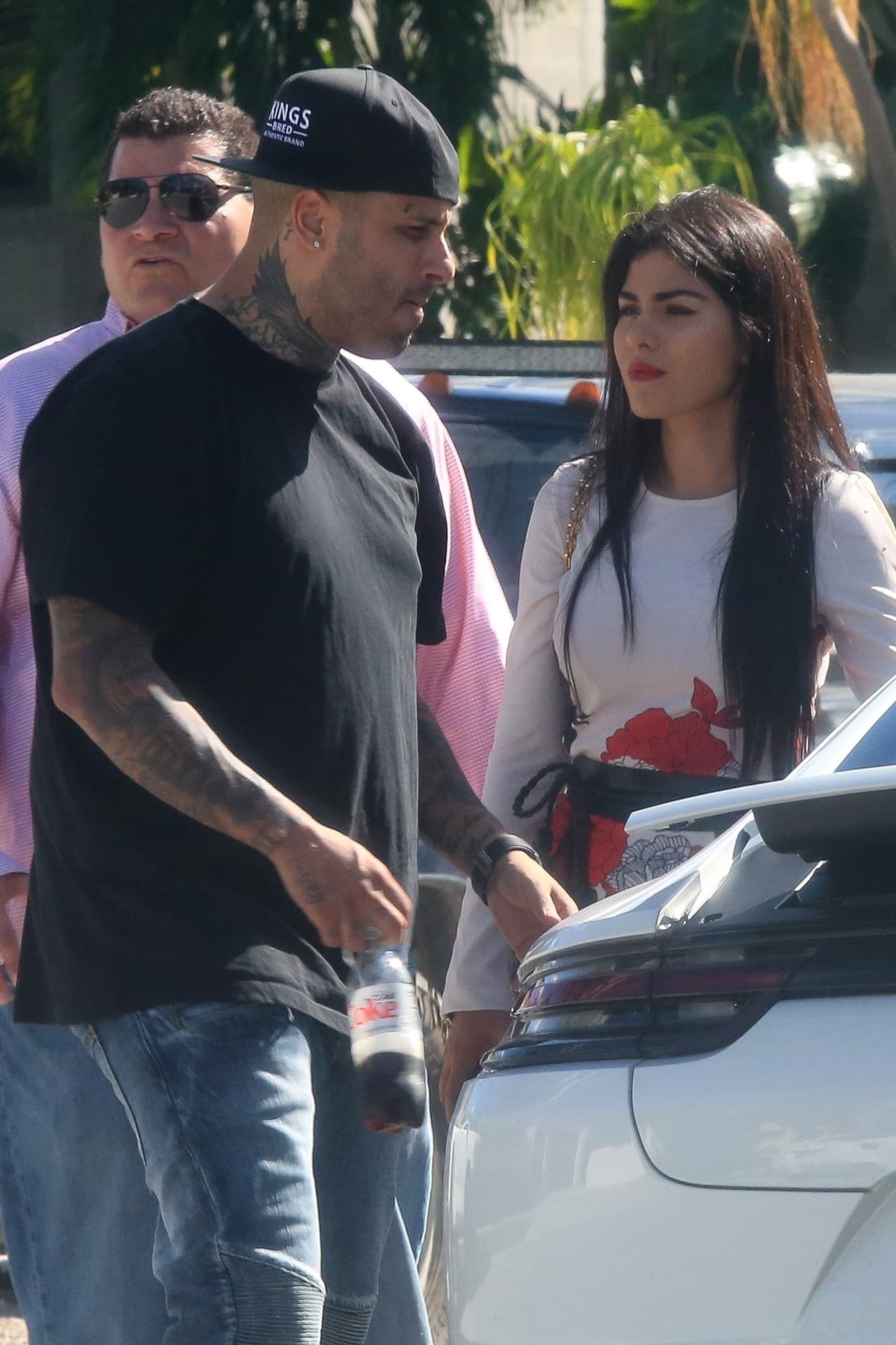 Antes de los premios Latin GRAMMY, Nicky Jam y su esposa, Angélica Cruz, fueron captados mientras supervisaban los avances de su nueva residencia en Miami.