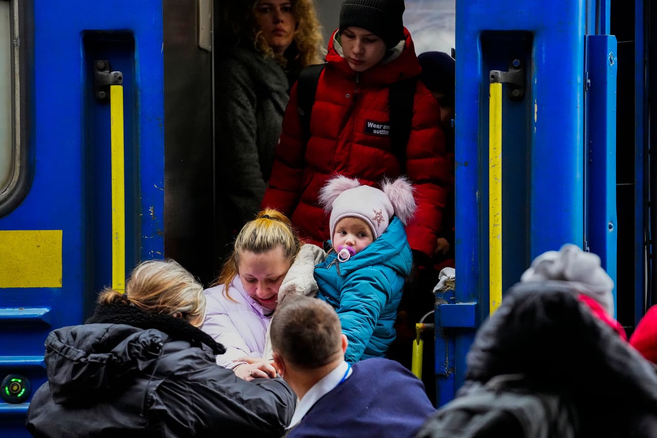 Un tren cargado de refugiados ucranianos a su llegada a la ciudad fronteriza de Przemysl, Polonia, al oeste de Ucrania, el 25 de febrero. 
<br>
<br>La ONU se está preparando para posibles flujos de uno y hasta cinco millones de refugiados ucranianos que podrían escapar de su país próximamente, dependiendo del rumbo que tome la guerra que ha estallado en Ucrania.
<br>