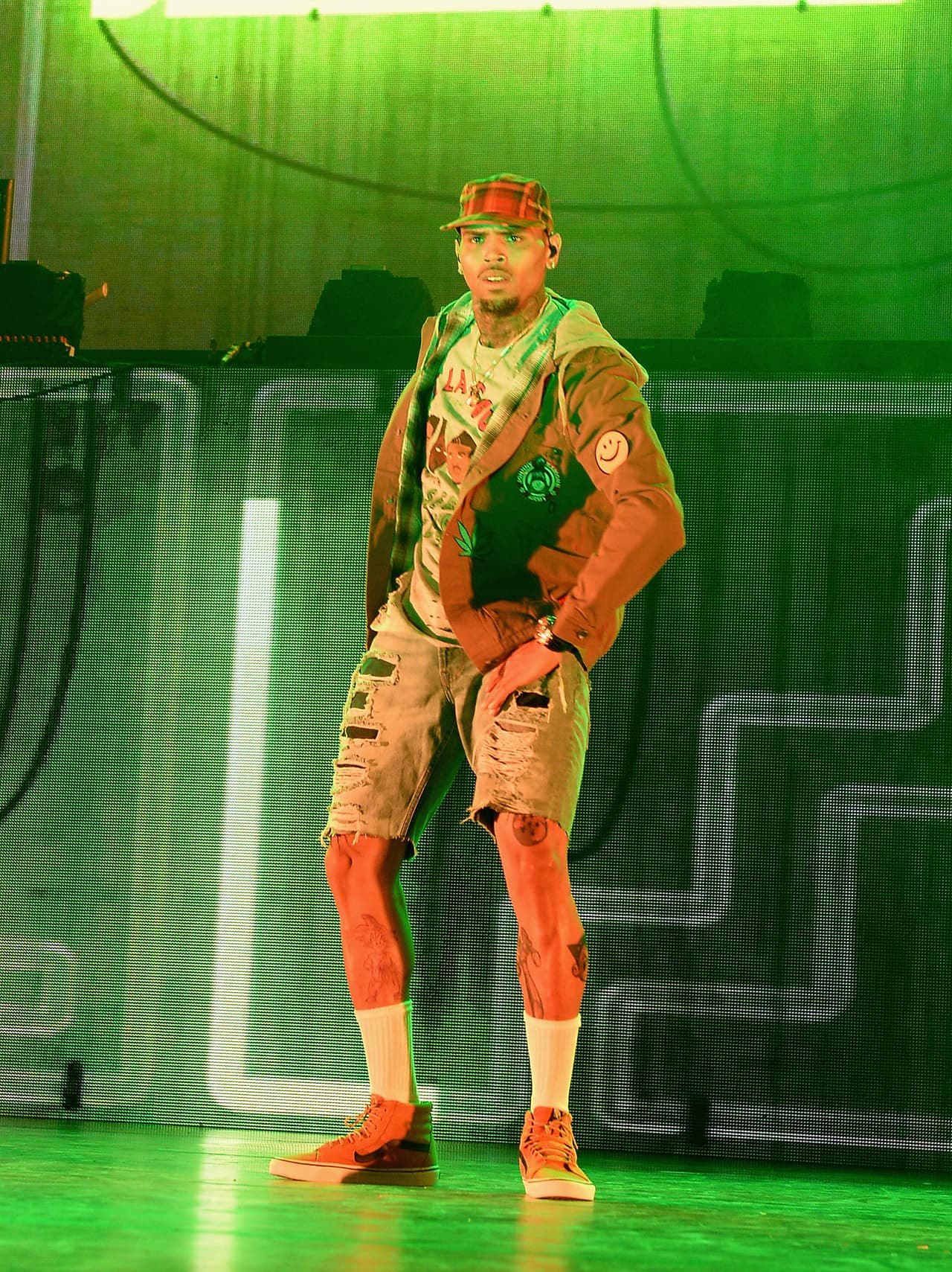 Chris Brown apareció de esta manera en uno de sus conciertos, lo que nos hizo pensar que quiso demostrar que todos tenemos alma de niño, de otra manera no nos explicamos el conjuntito.