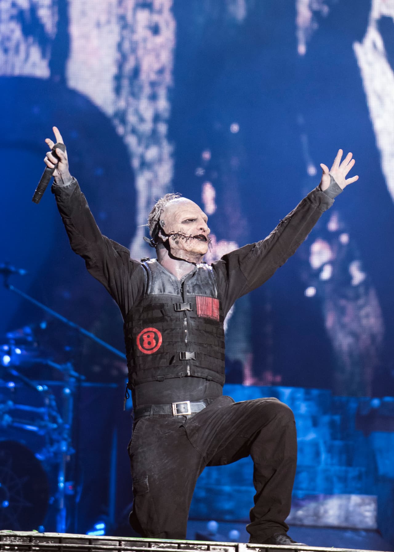 ¿Les pareció extraño el anterior? No queremos imaginar qué pasó por su cabeza cuando decidió salir de esta manera en uno de sus últimos conciertos.