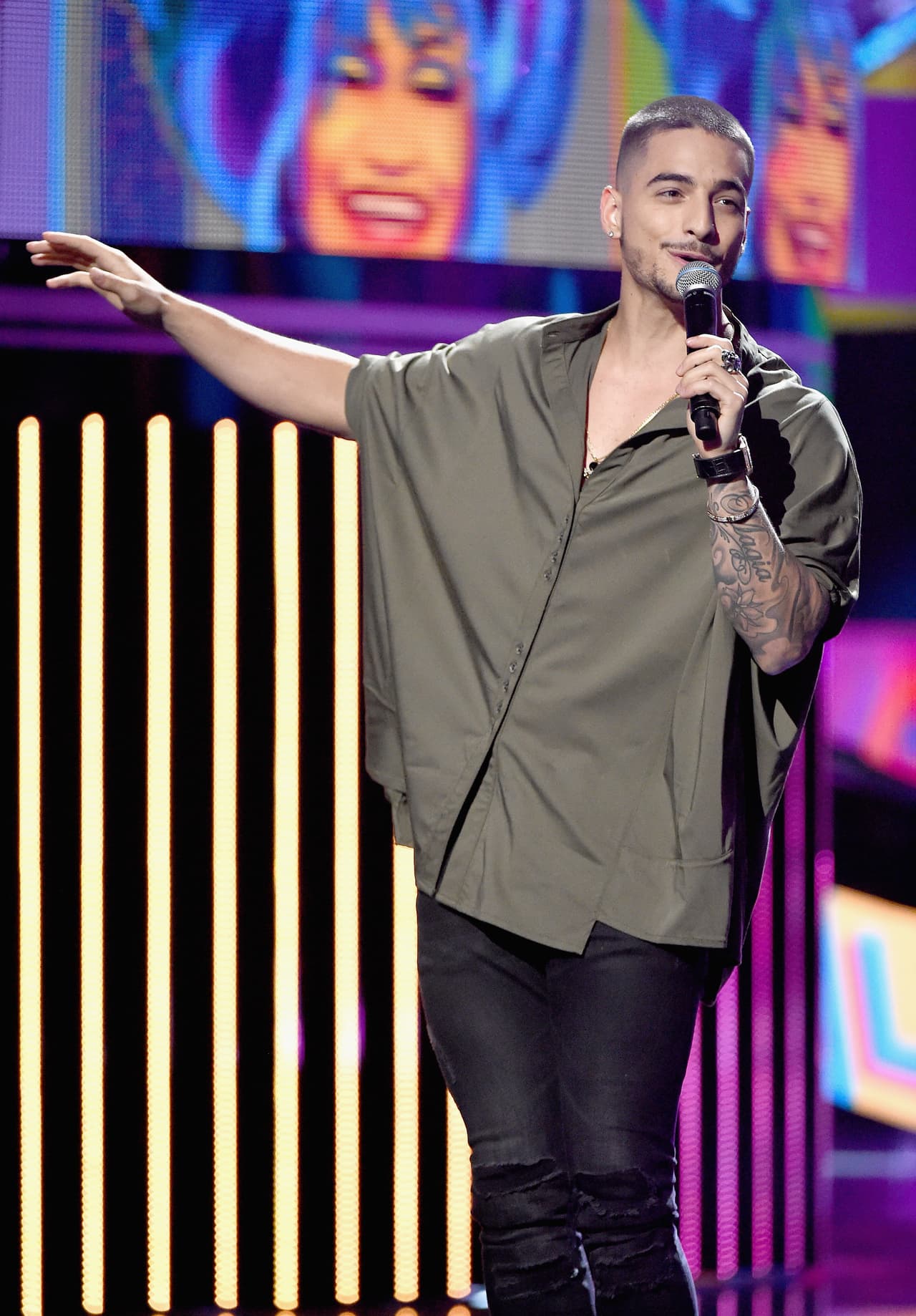 Al parecer las camisas en forma de capa es una de las tendencias que alguna vez Maluma elegió como favorita.