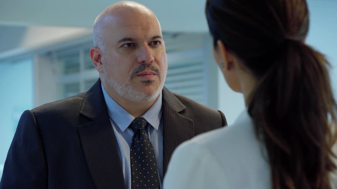 Por su parte 
<b>Henrique Peixoto</b> tuvo un matrimonio previo con Angela, de donde proviene su hija Natalia. Corrupto y ambicioso, Enrique deja de lado poco a poco la filosofía del hospital de ayudar mientras lo administra con su esposa Estela.