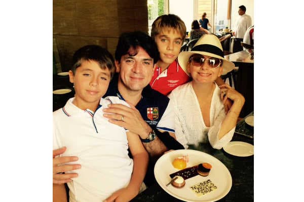 En 2004
<b> <a href="http://www.univision.com/temas/jorge-salinas">Jorge Salinas</a></b> tuvo unos gemelos, Santiago y Emilio, fruto de su matrimonio con Fátima Boggio. El actor pasó largo tiempo sin saber de ellos, pero se reconcilió con la madre de los pequeños y ahora mantienen una relación más frecuente.