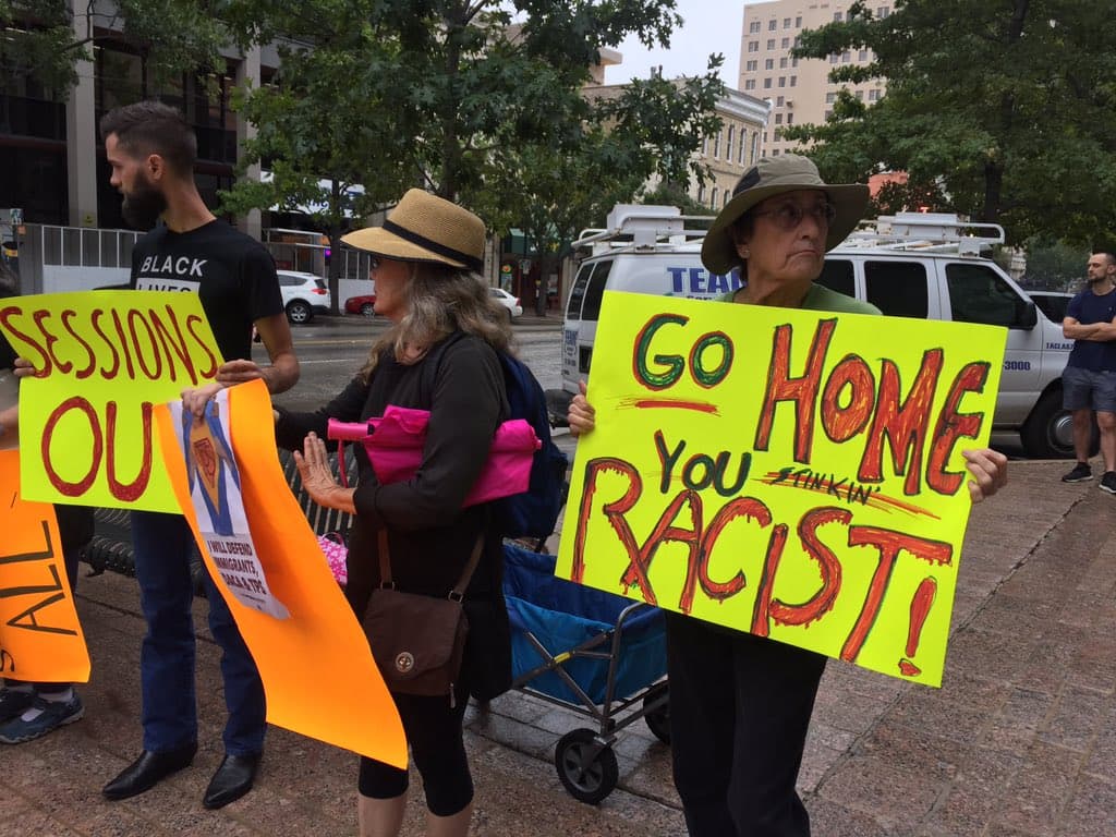 Un grupo de personas se reunió en el centro de la capital texana la mañana de este viernes portando carteles y gritando consignas en contra del fiscal general de Estados Unidos, Jeff Sessions, quien daría un discurso sobre las prioridades de inmigración del presidente Donald Trump.