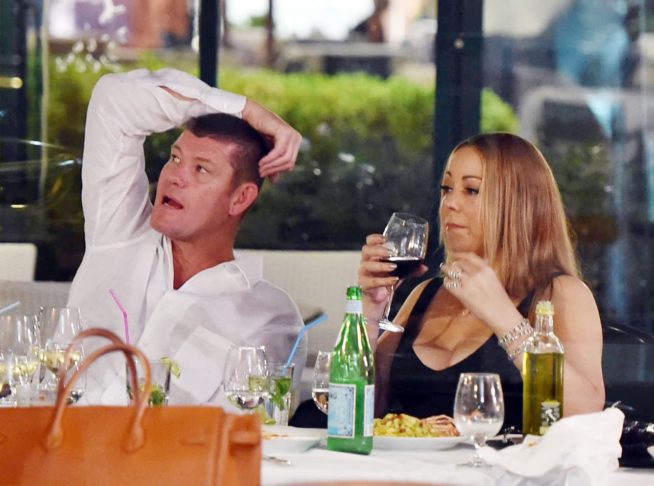 Otro de los lujitos que se da la diva son las botellas de vino tinto, que seguro valen miles de dólares.