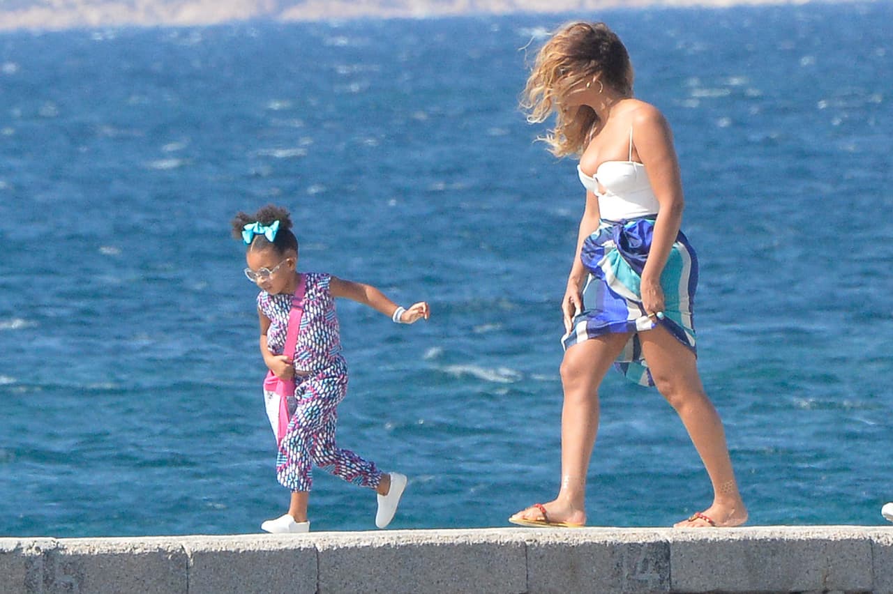 Y vaya que tiene estilo para salir a darse un chapuzón o simplemente caminar por la playa.