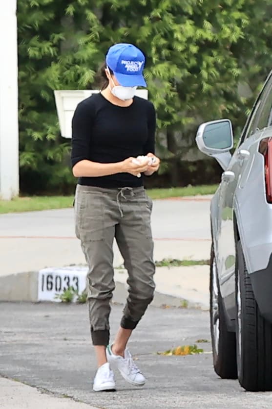 Markle fue vista una vez más al día siguiente, acompañada de su esposo. En esta ocasión, la pareja dejó atrás los pañuelos y utilizó máscaras color blanco.