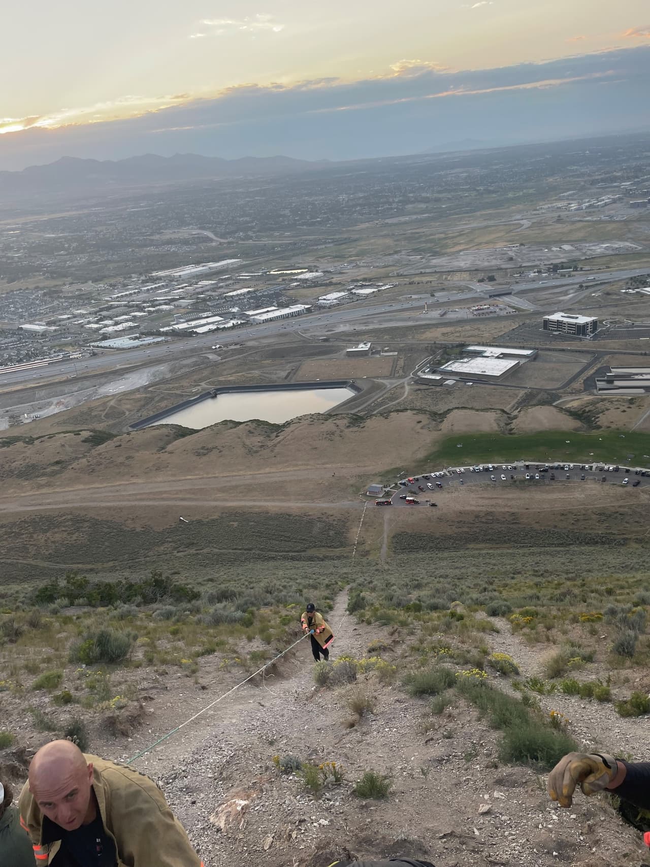 Los bomberos Shmelev y Smith junto con el paramédico Hegsted caminaron una milla por el terreno para ver si podían encontrar a la persona accidentada dentro de un lugar muy hostil.