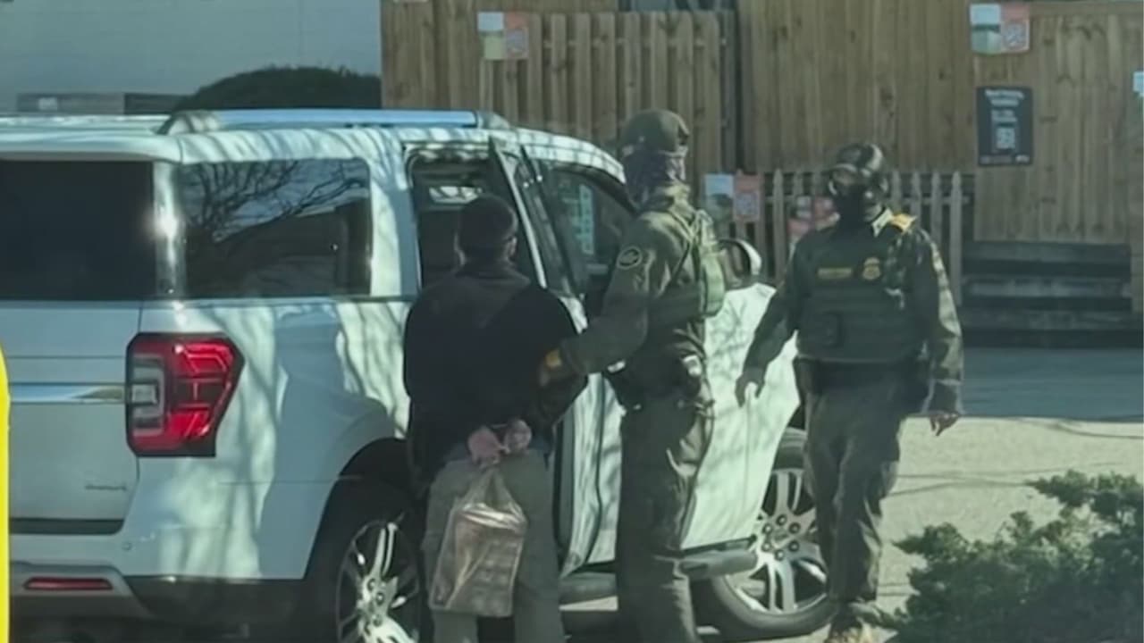 Inmigrantes hispanos ya enfrentaban miedo y aislamiento antes de redadas en NC, según encuesta