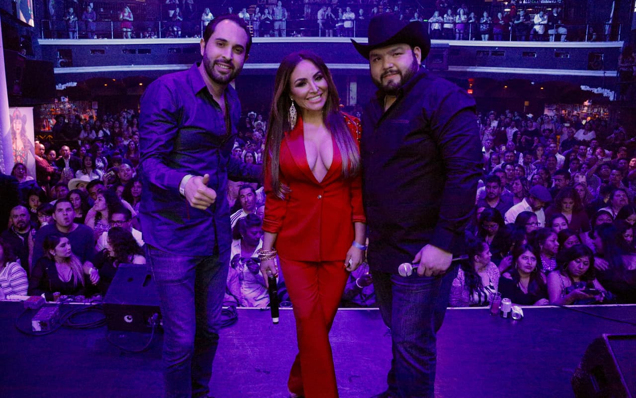 <a href="https://www.facebook.com/freeguey/">'El Free-Guey'</a> antes de presentar a Banda Carnaval.