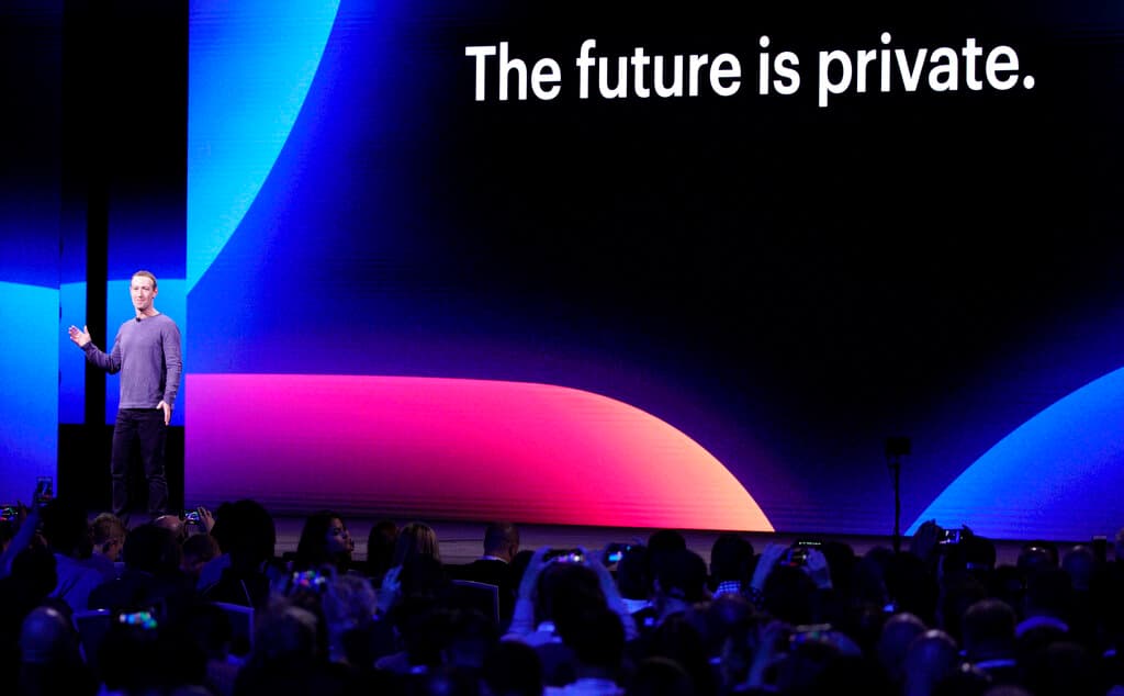 El director general de Facebook, Mark Zuckerberg, durante el discurso de inauguración de la conferencia de desarrolladores F8, el martes 30 de abril de 2019 en San José, California.
<br>