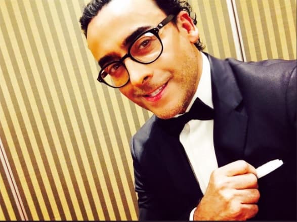 "La esposa de Adal vio y le dijo: '¿Por qué te dio un beso en la boca?' y él le dijo: '
<b>Porque así es, está loca</b>'. No le causó ningún ruido", explico en 'Netas divinas'.
<br>