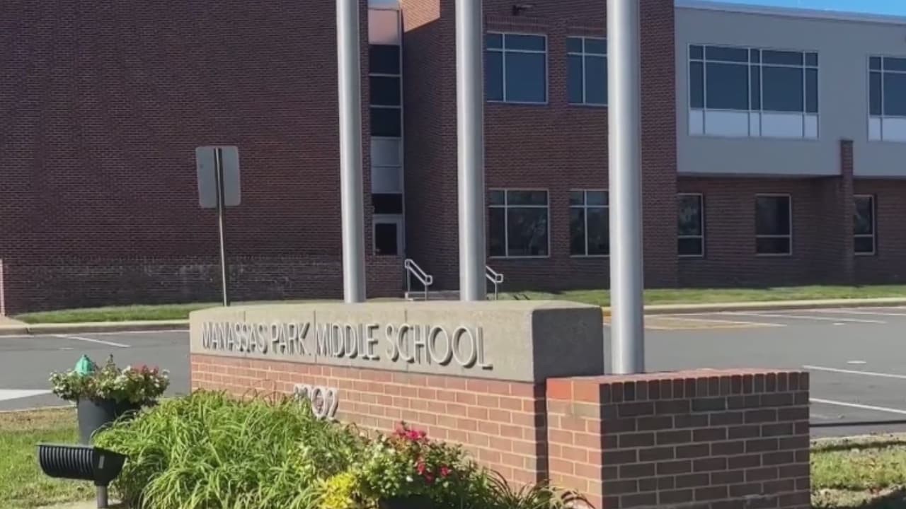 Suspenden clases en Manassas Park tras hallazgo de arma y arresto de una maestra